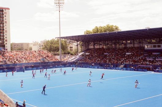 Televisie met nos live olympische spelen en live uitslagen in een woonkamer in Groningen