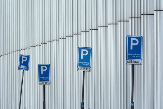 Parkeervergunning Groningen in een straat met betaald parkeren bij de Diepenring en geparkeerde auto's