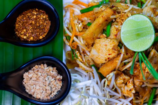 Thaise gerechten op tafel in een sfeervol restaurant in Groningen tijdens een avond uit