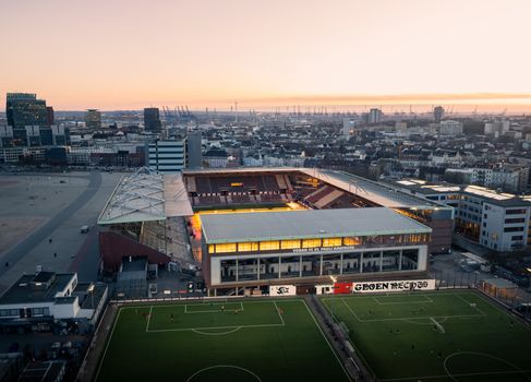 Scorebord met ajax - fc groningen statistieken en supporters van FC Groningen in beeld