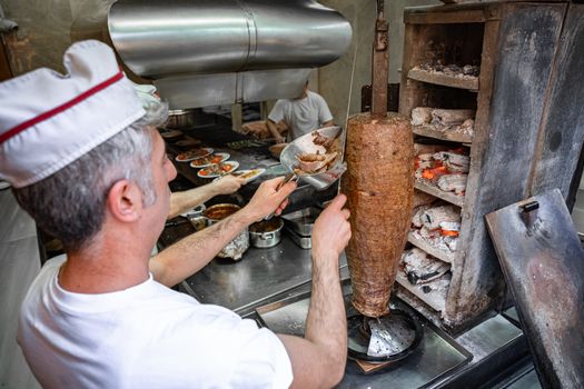 beste doner Groningen in de binnenstad met gevuld broodje, salade en saus op tafel