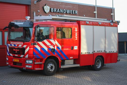Brandweer meldingen Groningen met brandweerwagen in een straat in de stad bij een recente uitruk