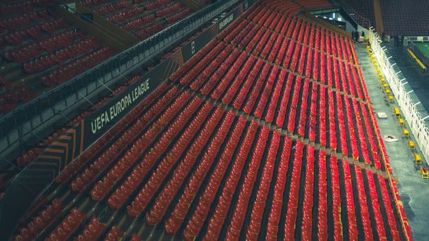 Supporters in Groningen kijken champions league wedstrijden op groot scherm bij de Grote Markt