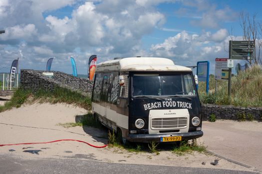 Sfeervol foodtruck festival in Groningen met kleurrijke trucks, bezoekers en zomerse festivalsetting in het park