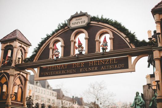 Kerstmarkt Groningen met verlichte kraampjes op de Grote Markt tijdens een winteravond