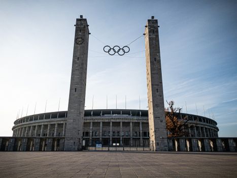 Laptop met olympische spelen vandaag programma en live sportupdates in een Gronings café