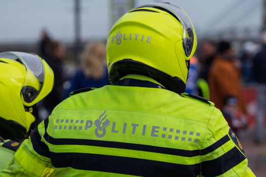 Politie meldingen Groningen op smartphone met politieauto bij de Grote Markt in Groningen