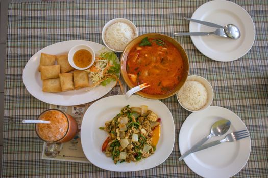 Thaise curry, pad thai en rijstgerechten op tafel in een restaurant in Groningen