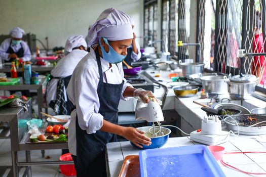 Deelnemers volgen een cursus Indonesisch koken in Groningen en bereiden samen geurige gerechten met kruiden, rijst en groenten.