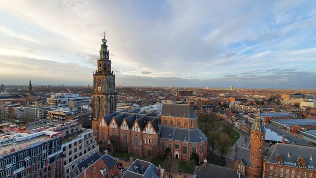Dak Groningen met pannendaken en woningen in een Groningse straat tijdens onderhoud aan het dak