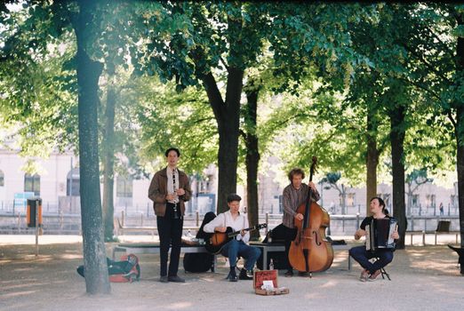 Bezoekers bij een openluchtconcert in het Stadspark in Groningen tijdens een zomerse avond