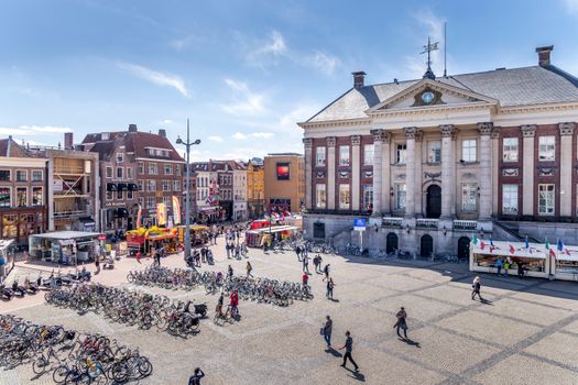 Starter in Groningen bekijkt hypotheekpapieren en berekent de starterslening voor een eerste koopwoning in 2026