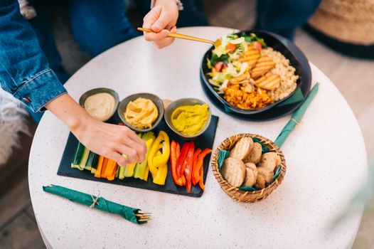 Vegetarische gerechten op tafel in een restaurant in Groningen met kleurrijke lunch- en dineropties