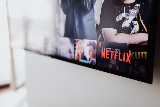 Mensen kijken 's avonds Netflix op de bank in een woonkamer in Groningen
