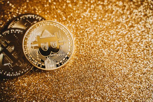 Smartphone met bitcoin koersgrafiek voor de skyline van Groningen