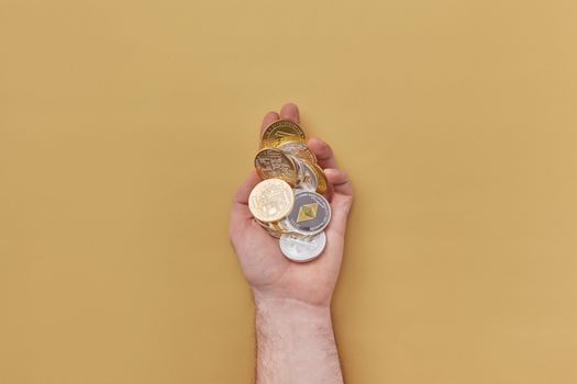 Man bekijkt crypto nieuws op smartphone aan keukentafel in Groningen met laptop en financiële aantekeningen erbij