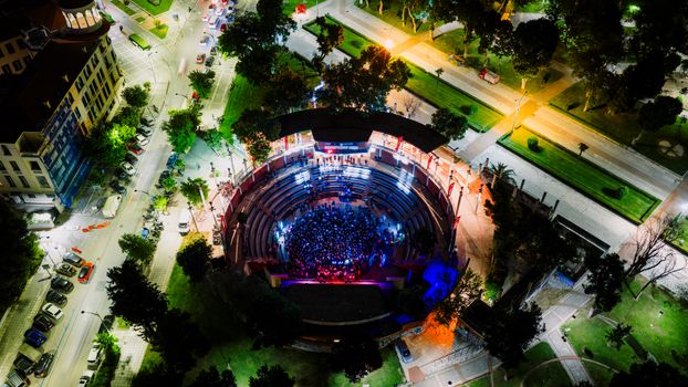 Bezoekers lopen en fietsen richting een concertavond in het Stadspark in Groningen