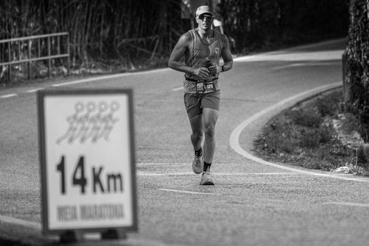 Lopers bij de start van de halve marathon Groningen in de binnenstad met publiek langs het parcours