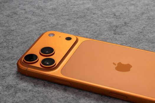 Ultradunne smartphone in een hand met Groningen op de achtergrond