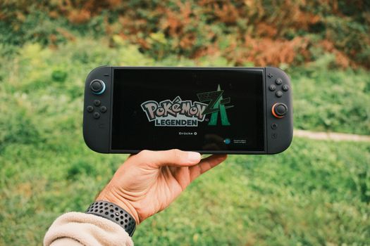 Nintendo Switch 2 te koop in een elektronicawinkel in Groningen met gamers die voorraad checken