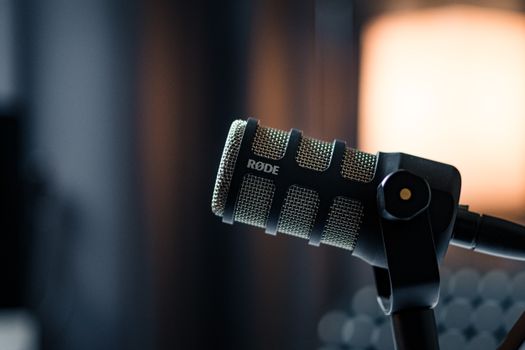 Jonge luisteraars in Groningen bezoeken een live podcast-evenement in een culturele locatie