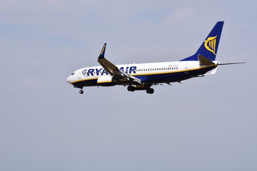 Vertrekbord op een luchthaven met reizigers uit Groningen die Ryanair-vluchten en ticketprijzen vergelijken via AI