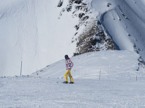 Groot scherm met snowboarden slopestyle mannen olympische winterspelen 2026 in een Gronings café