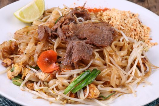 Thaise gerechten op tafel in een sfeervol restaurant in Groningen, met curry, noedels en rijstgerechten