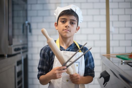 Ouder en kind koken samen in een lichte keuken met het kinderkookboek Vandaag kook ik op het aanrecht
