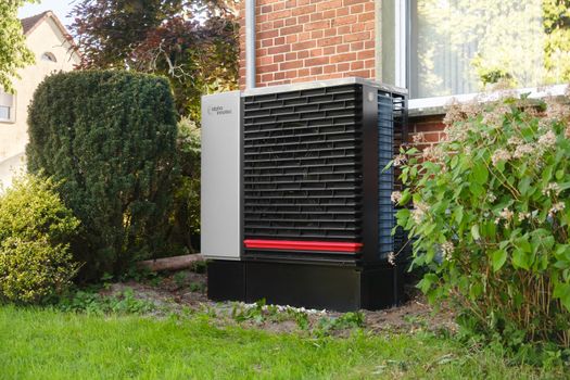 Monteur installeert een warmtepomp bij een woning in Groningen met uitleg over subsidie in 2026