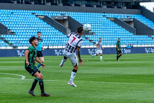 Supporters in Groningen kijken wk voetbal wedstrijden op een groot scherm in de binnenstad